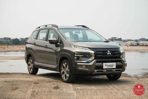 Adu XL7 Hybrid Alpha Kuro Vs Xpander Cross: Pertarungan MPV Rasa SUV