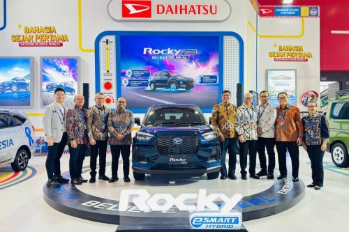 Daihatsu Rocky e-Smart Hybrid Debut di Surabaya