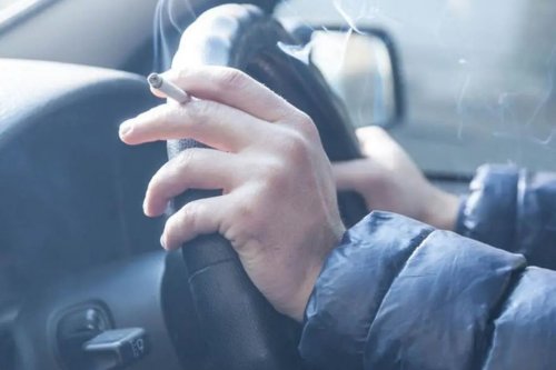 Merokok Saat Berkendara: Risiko Ganda untuk Diri Sendiri dan Pengguna Jalan Lain