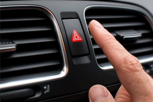 Bahaya Menyalakan Lampu Hazard Saat Hujan, Ini Penjelasan Ahli