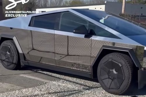 Ketika Bodi Tesla Cybertruck Dipoles, Malah Jadi Cermin