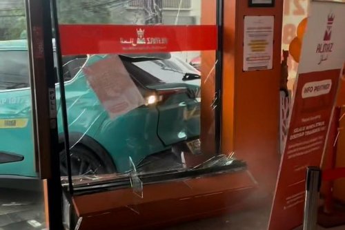 Taksi Listrik Tabrak Rumah Makan di Karang Tengah, Ini Kronologinya