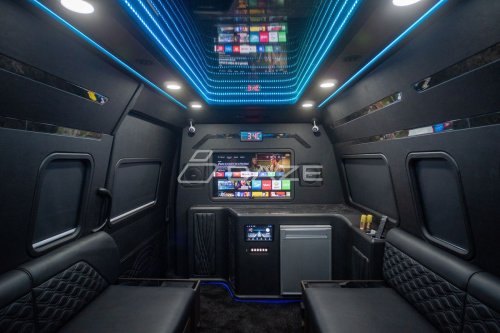 Modifikasi HiAce Jadi Mobil Pesta, Biayanya Rp 300 Juta