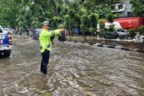 Genangan Air Ganggu Lalu Lintas di Jakarta Barat
