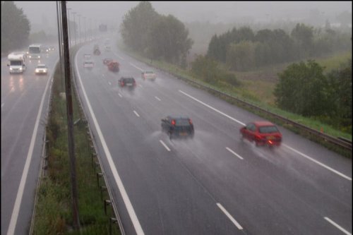 Kecepatan Berapa Mobil Bisa Mengalami Aquaplaning? Ini Penjelasannya