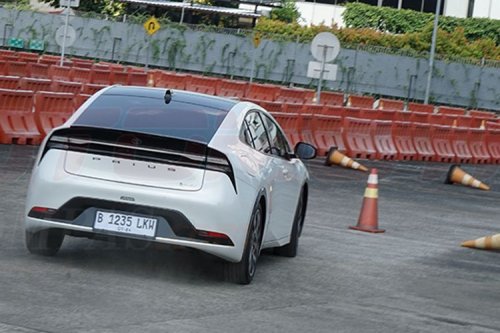 Toyota Kembangkan Prius PHEV Bisa Minum Etanol