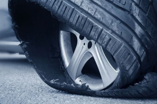 Tips Aman Liburan: Hindari Ban Pecah di Jalan Tol