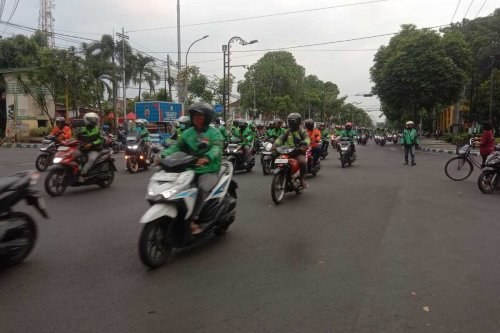 Berkendara Aman Melintasi Zona Demo yang Banyak Gas Air Mata