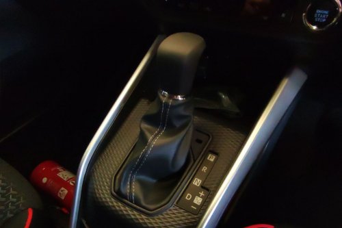 Apa Bedanya Model Tuas Transmisi Mobil Matik Lurus dan Zig-zag?