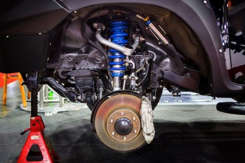 Kenali Penyebab Mobil Gampang Hilang Kendali Saat Musim Hujan