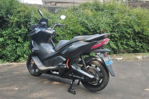 Alasan Melepas Ban Belakang Motor Listrik Tidak Bisa Asal