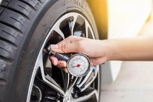 Cara Mencegah Pecah Ban Saat Road Trip: Tambah Tekanan Udara
