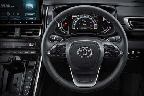 Dari Indonesia, Toyota Zenix Hybrid Model 2025 Meluncur di Thailand