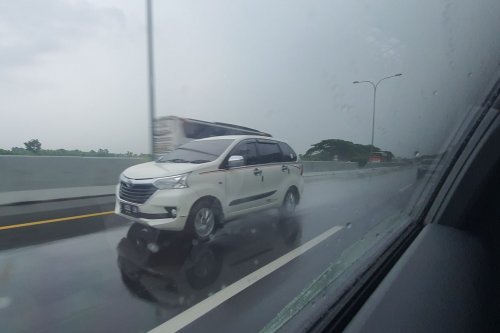 Tips Berkendara Aman Hadapi Cuaca Buruk