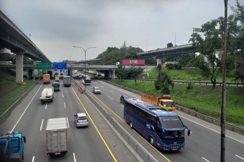 Update Lalu Lintas Tol Japek, Arus Balik ke Jakarta Ramai Lancar