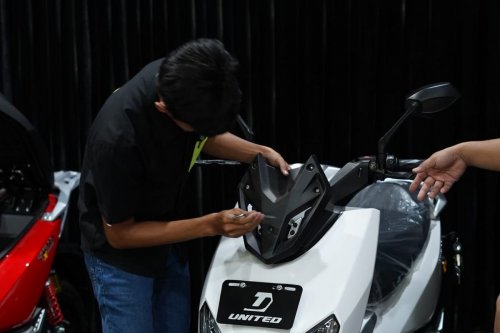 Merek Motor Listrik Ini Hadirkan Layanan Home Service