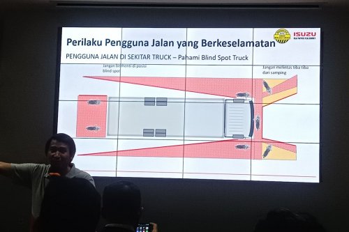 Hindari Kecelakaan dengan Memahami Blind Spot Truk