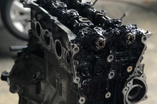 Cara Menangani Mesin Mobil Berlumpur karena Oli Palsu