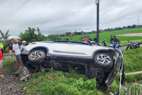 Toyota Rush Terpental Usai Tertabrak KA Batara Kresna: Peringatan untuk Pengendara di Pelintasan