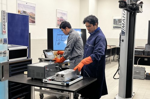 Teknisi Mobil Listrik Porsche Sertifikasi Langsung di Singapura