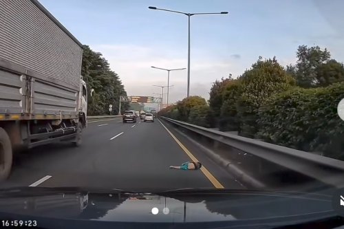 Anak Kecil Jatuh dari Bus di Tol JORR, Tiba-tiba Terlempar Keluar