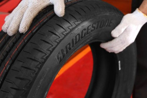 Hindari Pakai Ban Botak, Cek Harga Ban Mobil per Oktober 2025