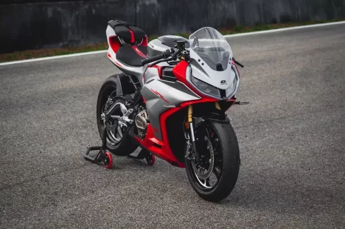 Motor Supersport QJMotor SRK 421 RR, Pesaing Berat Kawasaki ZX-4RR