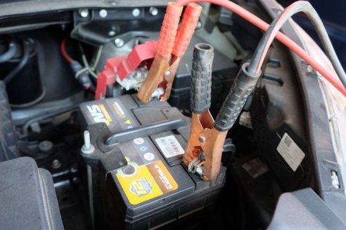 Cara Darurat Atasi Aki Mobil Soak di Perjalanan