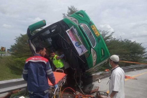 Tidak Hanya Rem Blong, Bus Pariwisata yang Terguling di Exit Tol Pemalang Tidak Laik Operasi