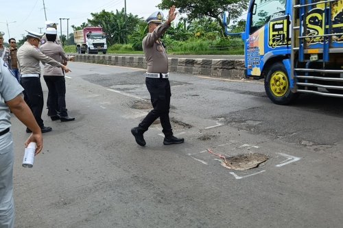 KNKT Ungkap Penyebab Jalan Berlubang Saat Musim Hujan