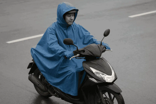Ini Alasan Kenapa Jas Hujan Ponco Bahaya