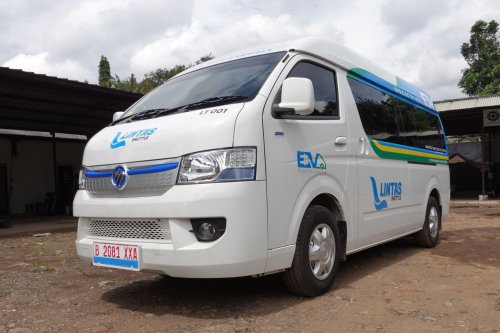 Lintas Shuttle Gunakan Mobil Listrik Foton eView di Bandung