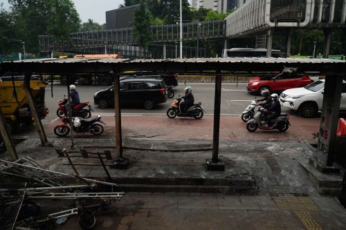 Kerusakan Halte Transjakarta Membuat Warga Kembali Pakai Sepeda Motor