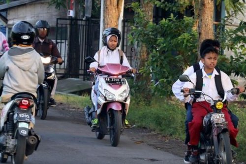Pelajar Daerah Terpencil Masih Dibolehkan Bawa Motor ke Sekolah