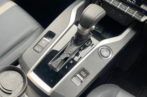 Mobil Matik vs Manual, Pakai Auto Hold Saat Tuas Transmisi di Posisi D