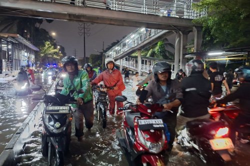Kebiasaan Pengendara Motor Saat Hujan dan Banjir yang Berbahaya