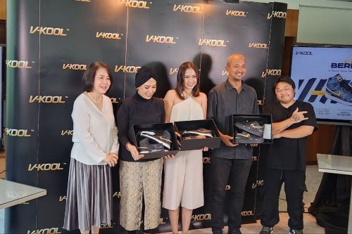 V-KOOL Gandeng Mr. Simply Luncurkan Sepatu Custom Edisi Terbatas