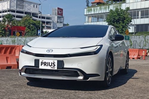 Toyota Kembangkan Prius PHEV Bisa Minum Etanol