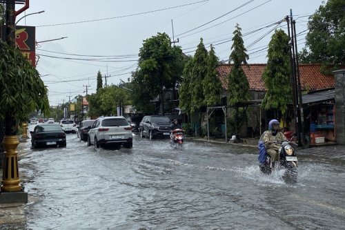 Hati-hati Lubang Tertutup Genangan, Pelek Bisa Rusak Permanen