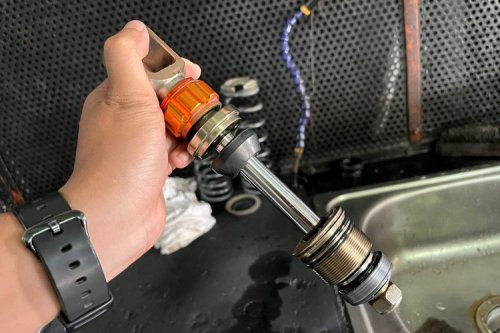 Tak Cukup Disiram Air, Begini Perawatan Sokbreker saat Musim Hujan