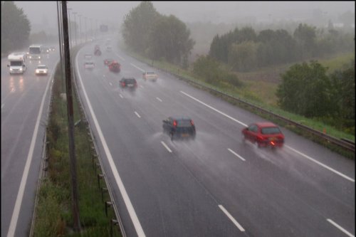 Jalan Tol Licin Saat Hujan, Ini Tips Aman Berkendara dari Ahli