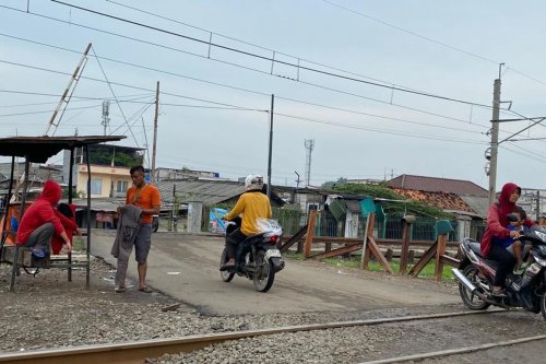 Hati-hati Mengendarai Motor Lewati Pelintasan, Biasakan Berhenti Sejenak