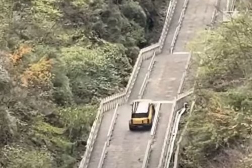 Adu Spesifikasi Range Rover vs Chery Fengyun X3L, Pendaki Heaven's Gate