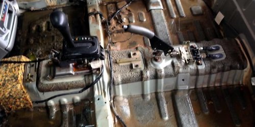 Deteksi Mobil Bekas Banjir, Cek Lumpur Kering di Ruang Mesin