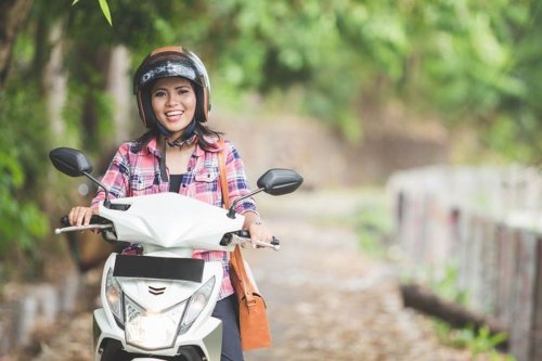 Video Pengendara Motor Wanita Nyaris Jadi Korban Modus Debt Collector