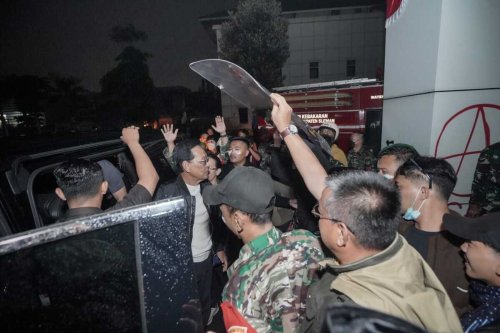 Momen Sultan HB X Pakai Lexus LM 350h, Turun Langsung Temui Massa