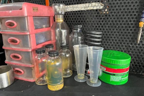 Jangan Salah Pilih, Ini Perbedaan Oli Mesin dan Oli Sokbreker