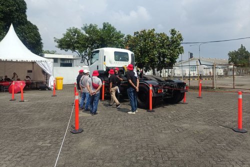 Mengungkap Bahaya Blind Spot Sopir Truk