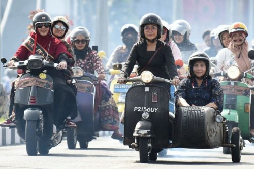Momen Ariel Noah Dorong Vespa Klasik, Diduga Kehabisan Bensin