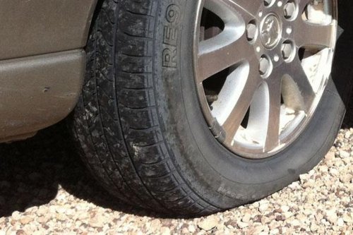 Tanpa Alat, Begini Cara Deteksi Ban Mobil yang Kurang Tekanan